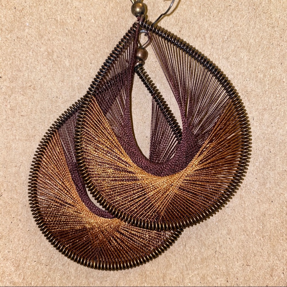 Threaded earring - Picture 2 of 2